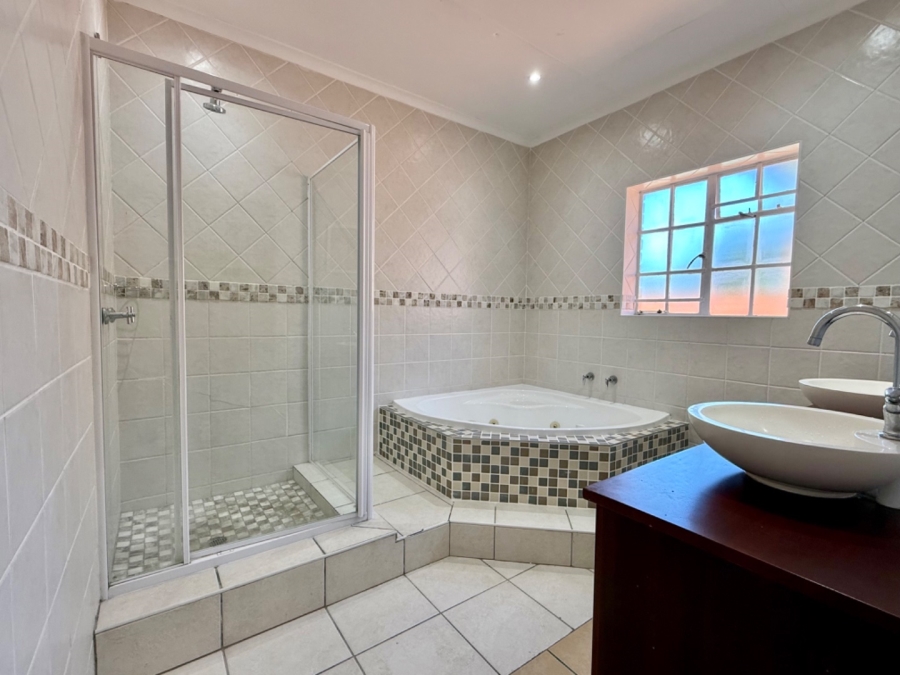 5 Bedroom Property for Sale in Bluewater Bay Eastern Cape